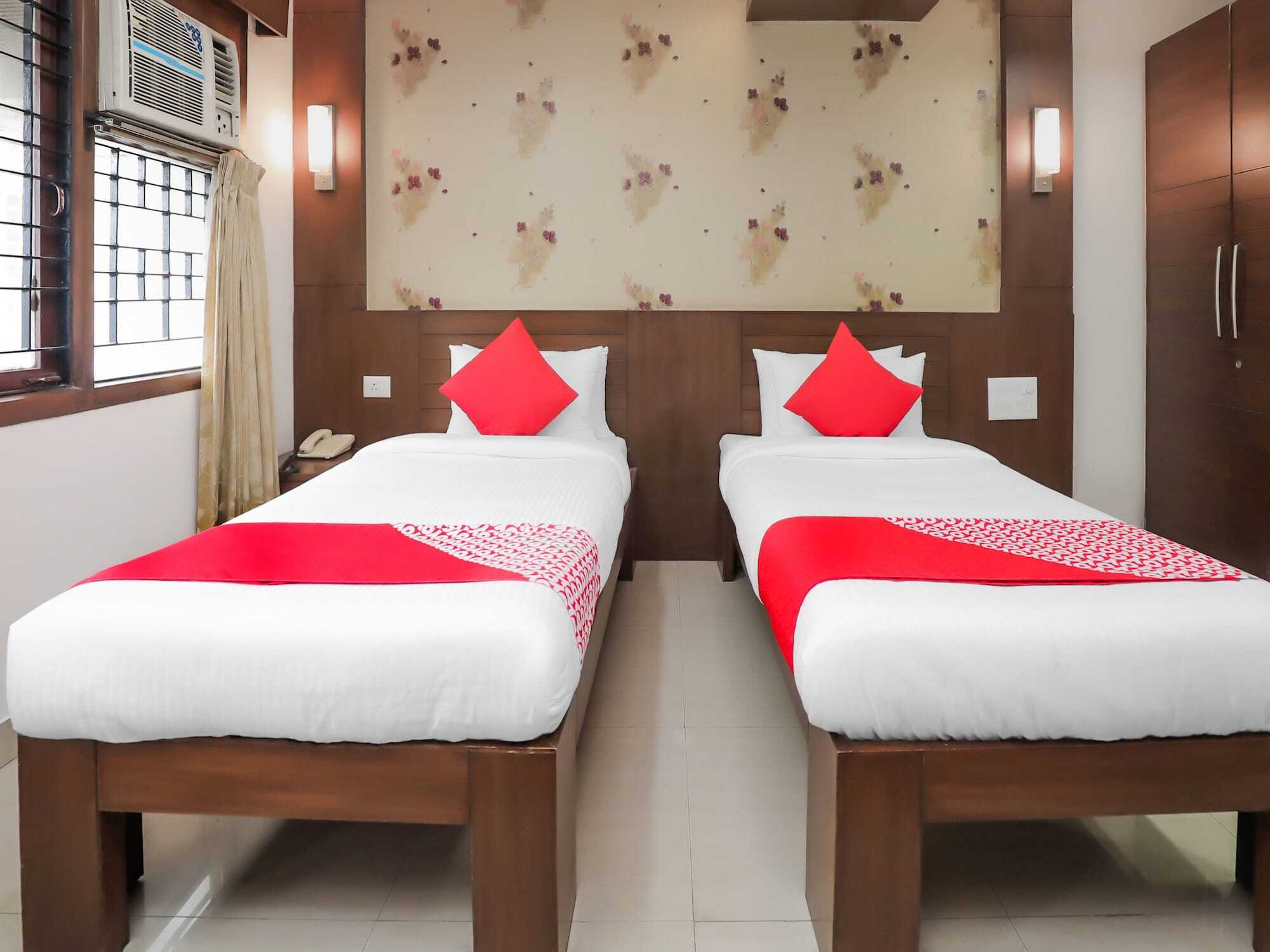 Oyo 17278 Hotel Srinivas Mangalore Exteriör bild