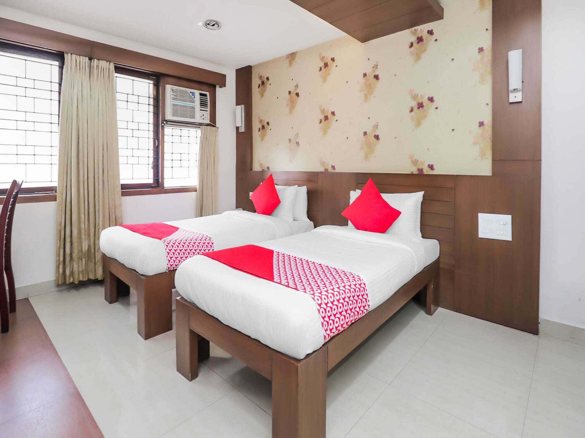 Oyo 17278 Hotel Srinivas Mangalore Exteriör bild